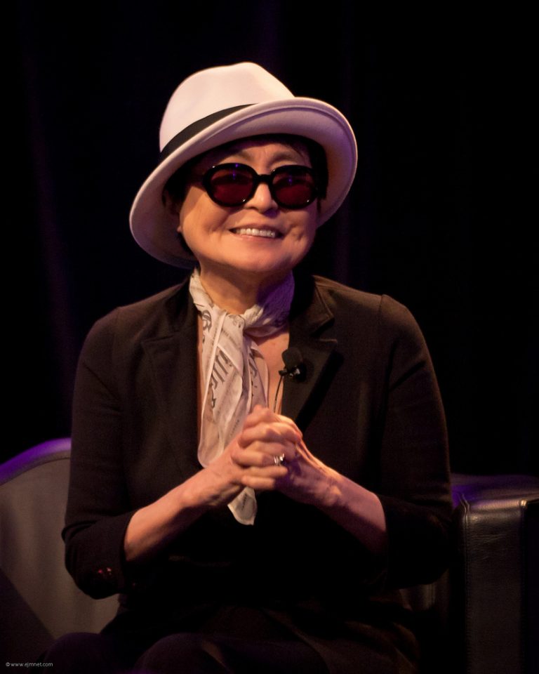 Yoko Ono entwirft Herrenkollektion in Gedenken an John Lennon