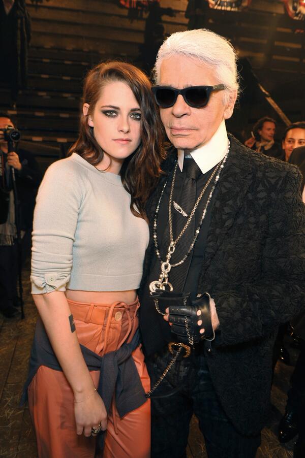 Kristen Stewart mit Karl Lagerfeld bei der Fashion-Show in Dallas Foto: Twitter / 'Chanel'
