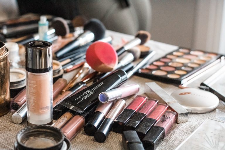 Make-up für empfindliche Haut: Darauf kommt es beim Kauf an